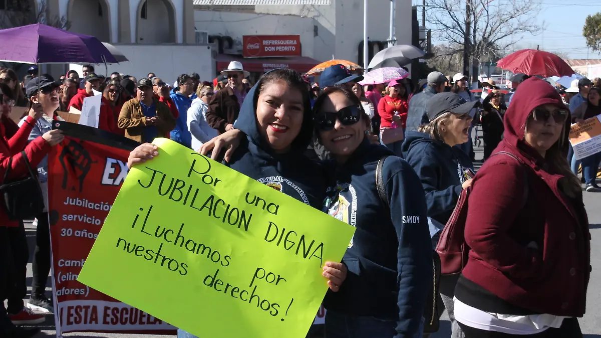 Exigen maestros respeto a sus derechos